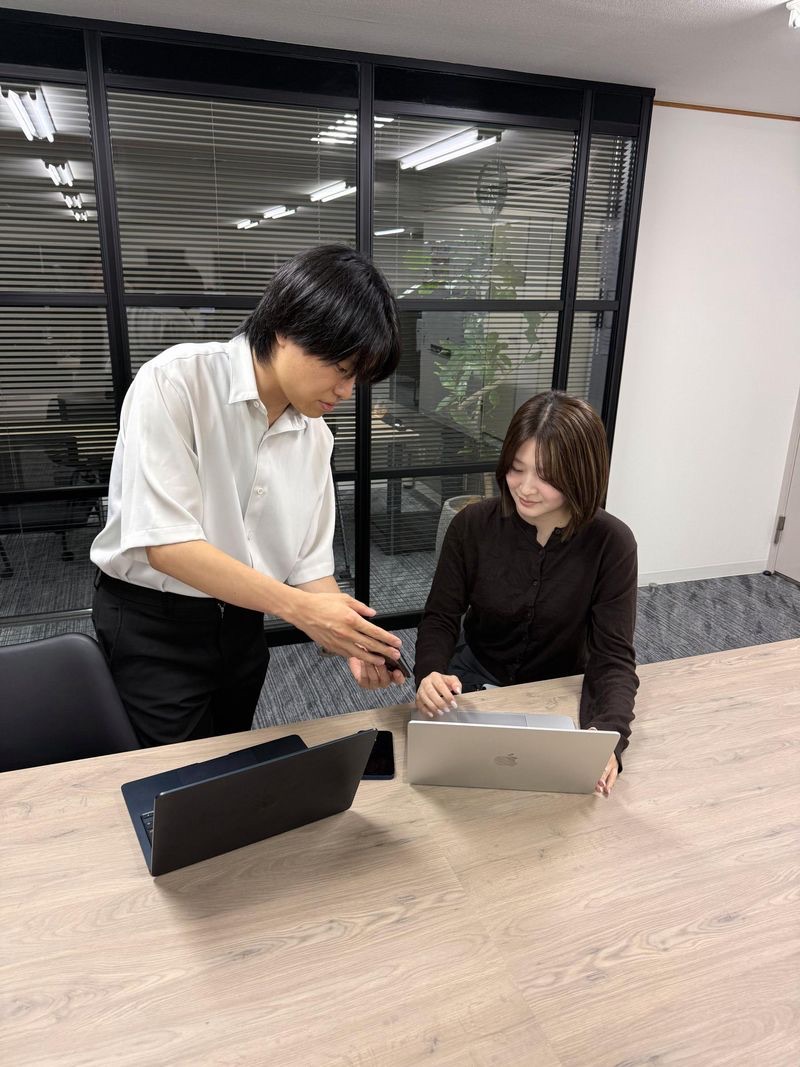 先輩が隣で教える環境